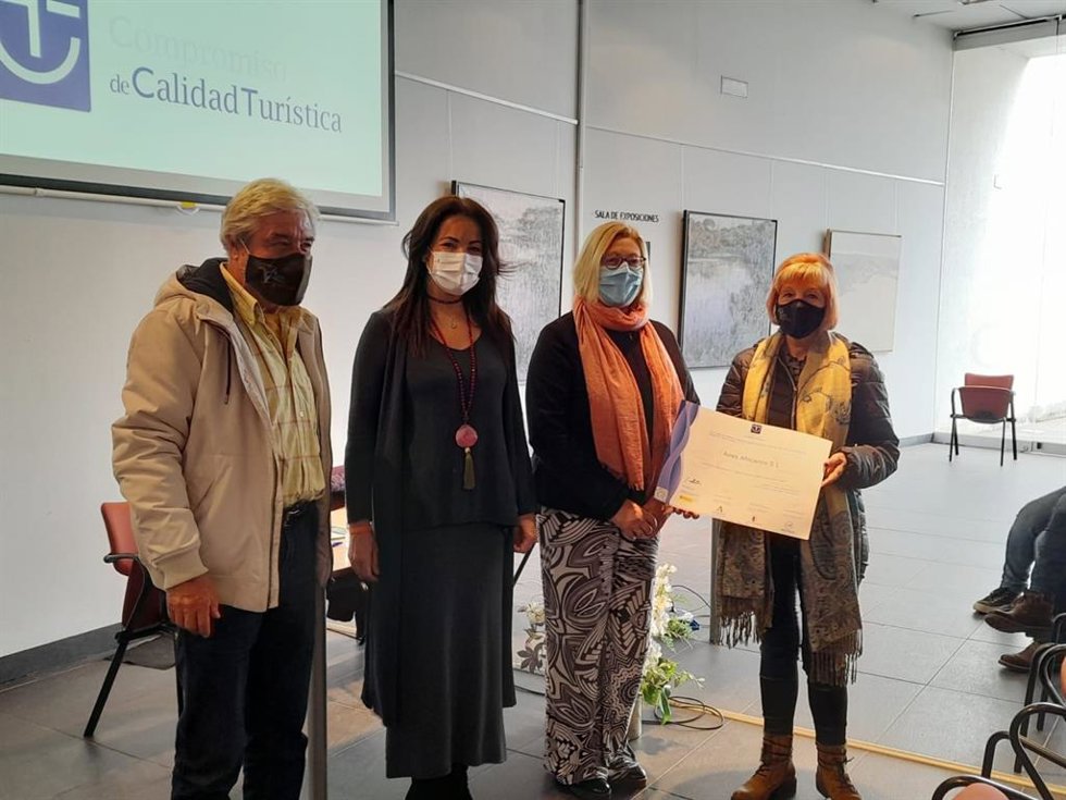 La delegada de Turismo de la Junta en Huelva, María Ángeles Muriel, ha asistido este lunes a la entrega de reconocimientos del Sistema Integral de Calidad Turística Española en Destino (Sicted) que se ha celebrado en Almonte (Huelva).