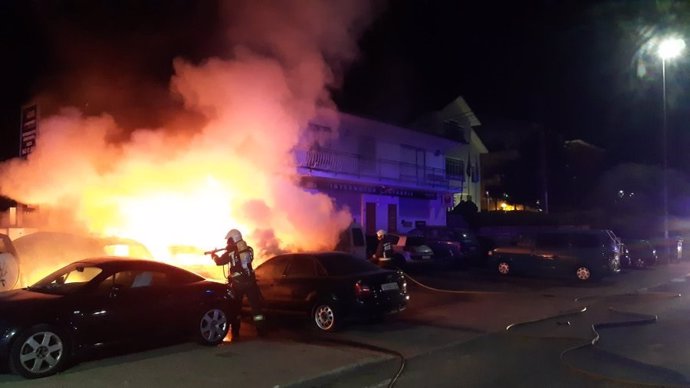 Un incendio en Beranga afecta a siete vehículos y la cartelería de un taller
