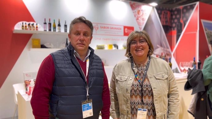 La diputada de Empleo y Desarrollo Sostenible, Ana Muñoz, y el diputado de Turismo, Enrique Medina, en el Congreso Global de Gastronomía, Madrid Fusión.