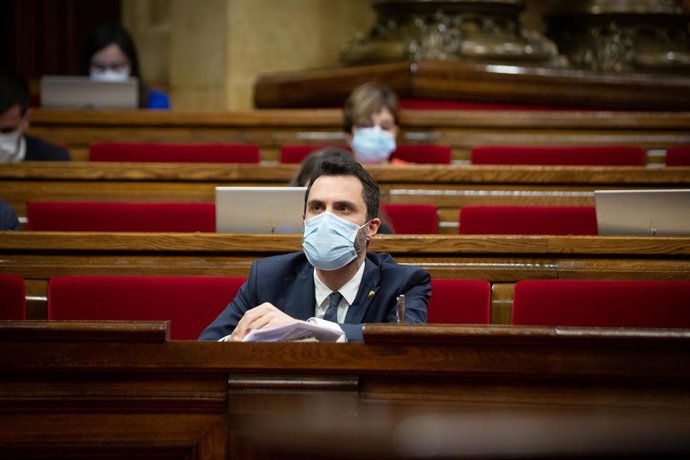 El conseller de Empresa y Trabajo de la Generalitat, Roger Torrent, durante un pleno del Parlament. Archivo.