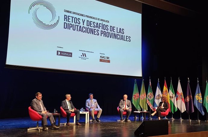 La presidenta de la Diputación de Huelva, María Eugenia Limón, durante su intervención en la Cumbre 'Diputaciones Provinciales de Andalucía: Retos y Desafíos'.