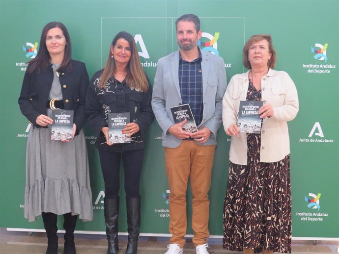 La directora general de Promoción del Deporte, Hábitos Saludables y Tejido Deportivo de la Consejería de Educación y Deporte, María de Nova, ha presentado este lunes el libro 'Talento deportivo aplicado a la empresa', de Francisco Javier de Miguel Muñoz