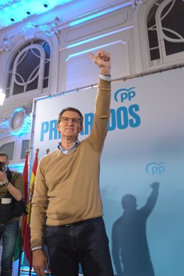 El candidato a la Presidencia del Partido Popular, Alberto Núñez Feijóo (d), participa en un acto del partido, en el Círculo Logroñés, a 25 de marzo de 2022, en Logroño, La Rioja (España). 