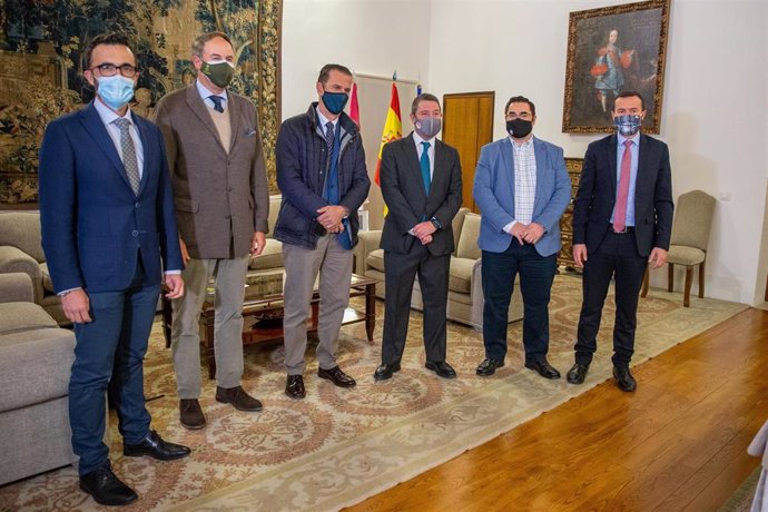 El presidente de Castilla-La Mancha recibe, en el Palacio de Fuensalida, a representantes de APROCA CLM.