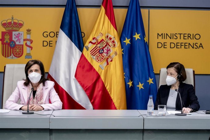 La ministra de Defensa, Margarita Robles (i), y la ministra de Defensa de la República francesa, Florence Parly (d), durante una rueda de prensa tras una reunión en la sede del Ministerio de Defensa