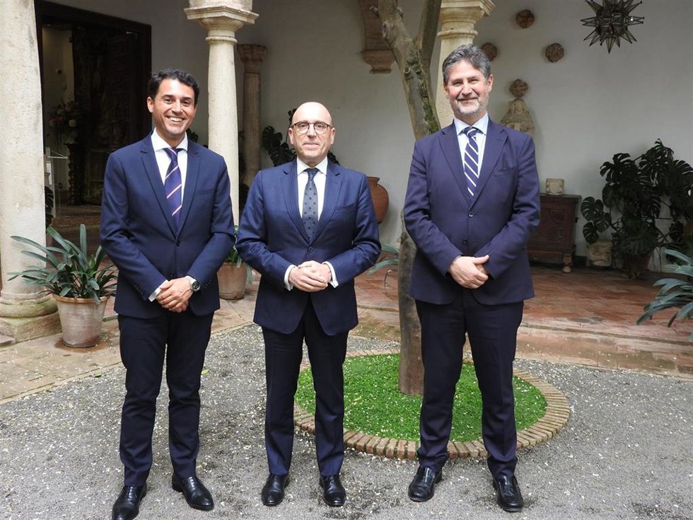 Joseba Barrena (centro), entre Leopoldo Izquierdo y Ángel Cañadilla (dcha.), en el Palacio de Viana.