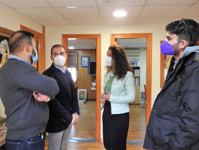La delegada de Juventud, Rosa Carro, en la presentación de la 'masterclass' para los jóvenes del centro El Limonar.