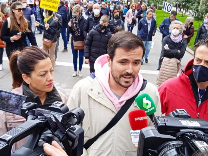 El coordinador de Izquierda Unida y ministro de Consumo, Alberto Garzón, atiende a los medios durante su participación en la concentración a favor de la Atención Primaria, que ha tenido lugar este domingo 27 de marzo en Madrid.