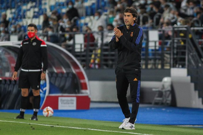 Archivo - Raul Gonzalez Blanco, head coach of Real Madrid Castilla, gestures during Primera RFEF Group 2 football match played between Real Madrid Castilla and FC Barcelona B at Alfredo di Stefano stadium on October 16th, 2021 in Madrid, Spain.