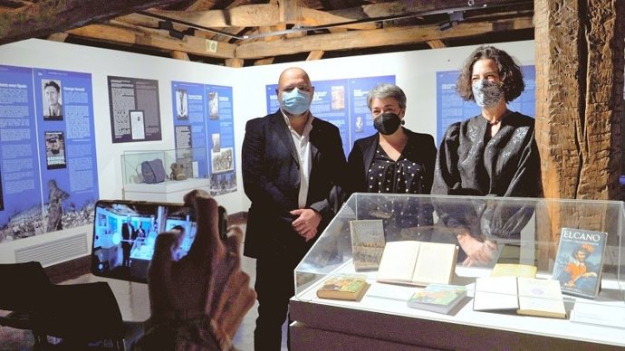 Lorea Bilbao, Leire Irazabal y Xabier Armendariz en la presentación de la exposición sobre Mairin Mitchell.