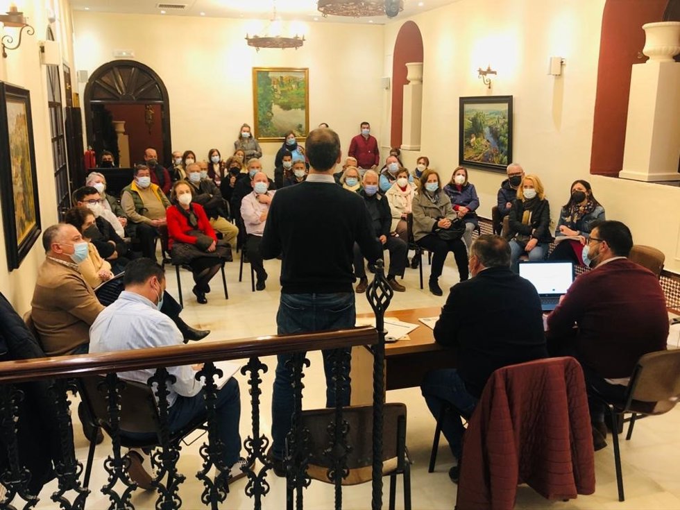 Encuentro entre el Ayuntamiento y los vecinos de la calle La Mina para informarles de las obras en esta vía.