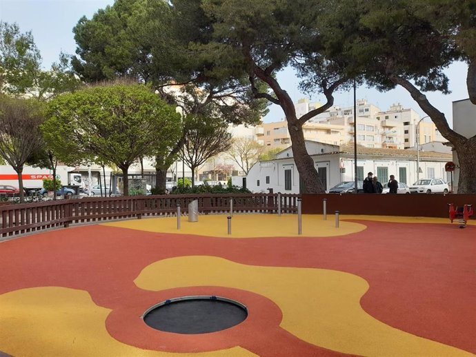 La nueva zona de juegos de la plaza de Santa Elisabeth, en el barrio de Els Hostalets.