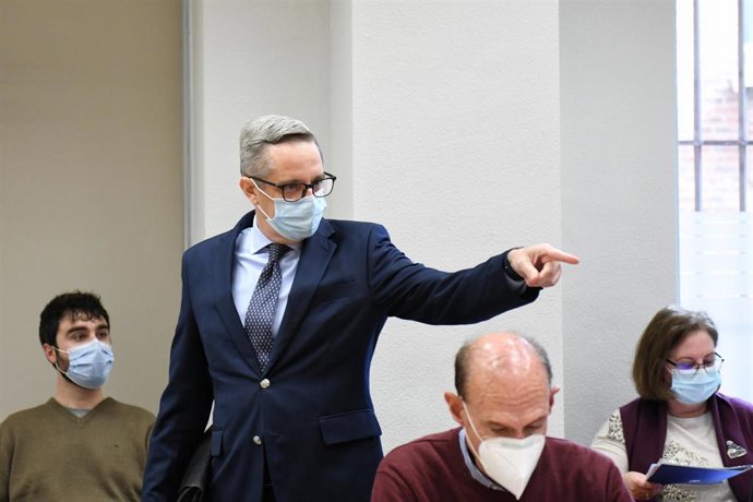 El consejero delegado de la Empresa Municipal de la Vivienda y Suelo (EMVS), Diego Lozano, durante la comisión de investigación por el presunto espionaje a Ayuso en el  Ayuntamiento de Madrid