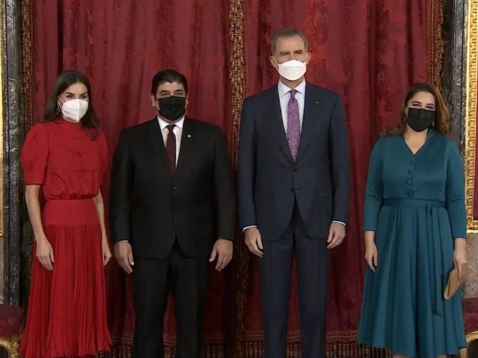 Los reyes Felipe y Letizia reciben al presidente y primera dama de Costa Rica en el Palacio Real