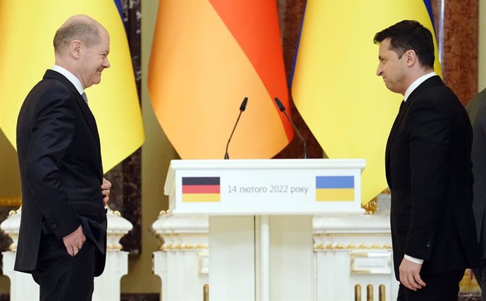 Archivo - 14 February 2022, Ukraine, Kiev: Ukrainian President Volodymyr Zelensky and German Chancellor Olaf Scholz (L) arrive to hold a joint press conference following their meeting at St. Mary's Palace. Photo: Kay Nietfeld/dpa