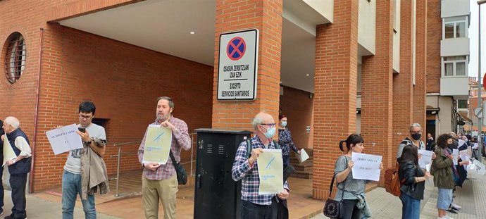 Participantes en la movilización rodean el ambulatorio de Zuazo-Arteagabeitia de Barakaldo.