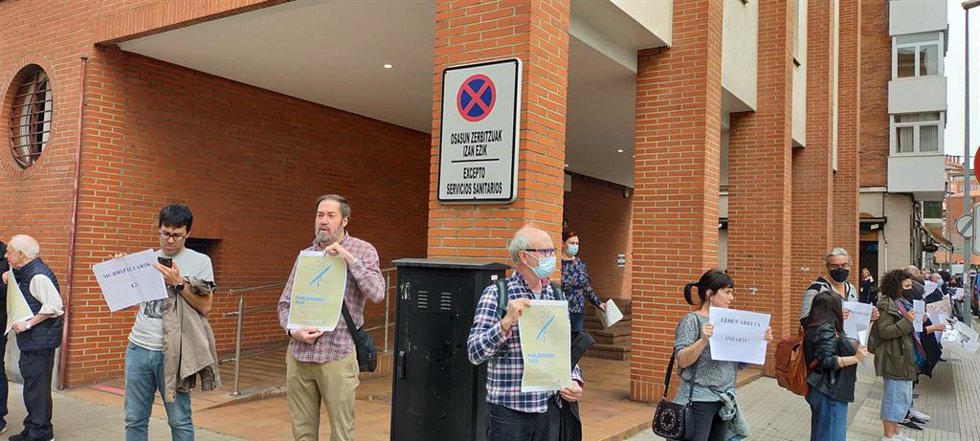 Participantes en la movilización rodean el ambulatorio de Zuazo-Arteagabeitia de Barakaldo.