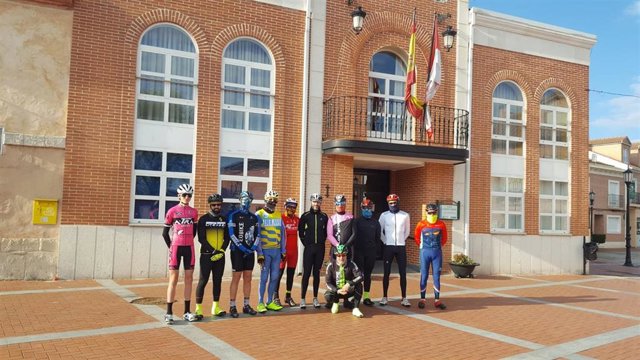 Parte de los integrantes del nuevo club ciclista creado en Aldeamayor de San Martín.