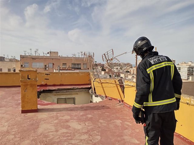 Edificio parcialmente derruido en El Tagarete, en Almería.