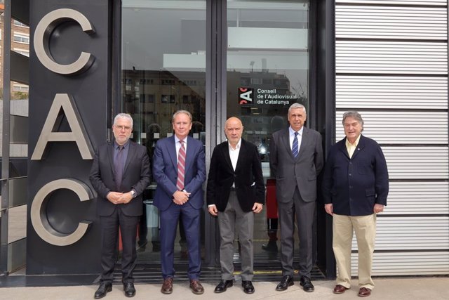 El presidente del CAC Xevi Xirgo junto a otros expresidentes del organismo regulador