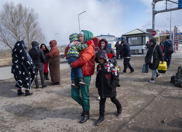 Refugiados ucranianos cruzan la frontera con Moldavia en la ciudad de Palanca.
