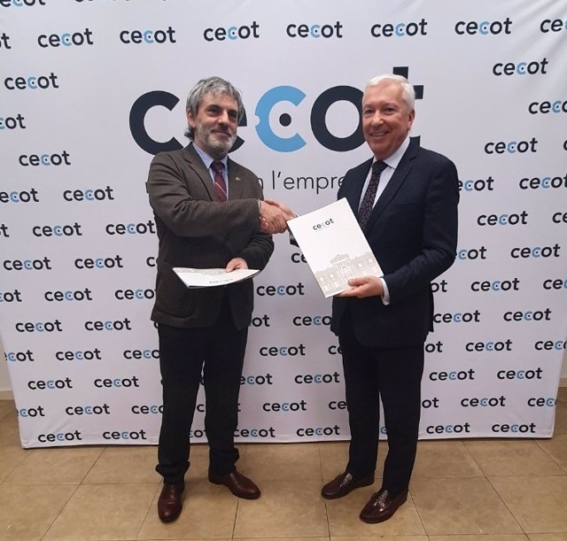 El director de la Agència Catalana de Consum, Francesc Sutrias, y el presidente de la Cecot, Antoni Abad