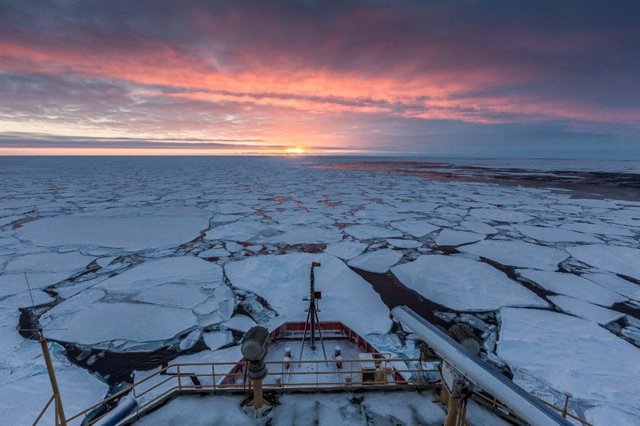 Un barco de investigación en la Antártida en junio de 2017, el primer día que los investigadores vieron salir el sol sobre el horizonte después de semanas de oscuridad polar.