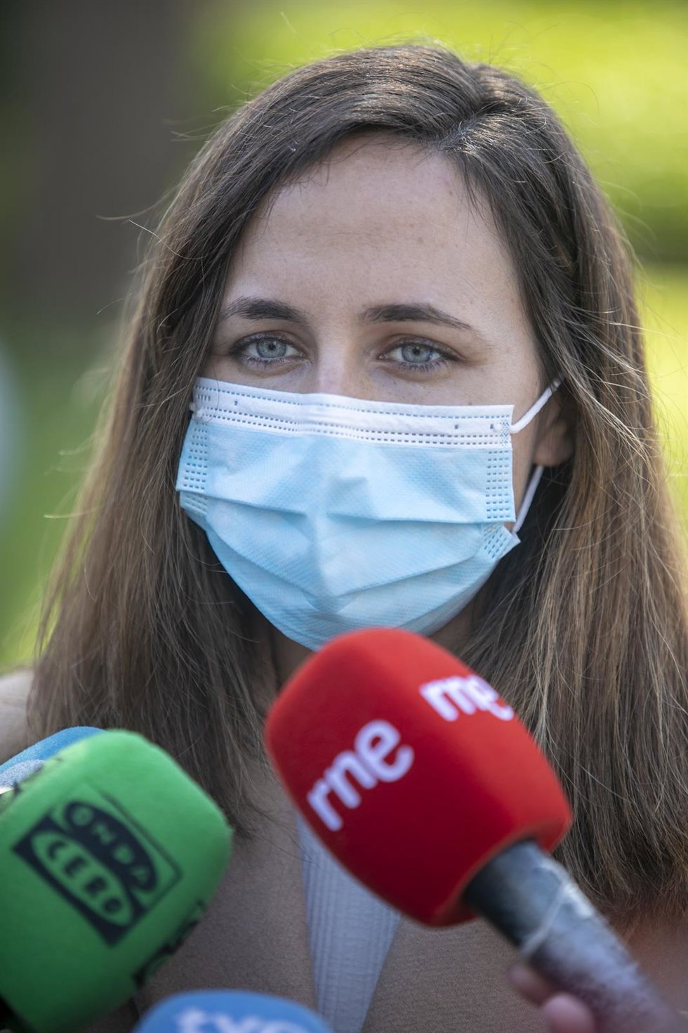La ministra de Derechos Sociales y Agenda 2030, Ione Belarra, atiende a  los medios de comunicación, antes de su visita a un centro de atención a niños y adolescentes refugiados ucranianos, a 24 de marzo de 2022, en Oviedo, Asturias (España). Según ACNU