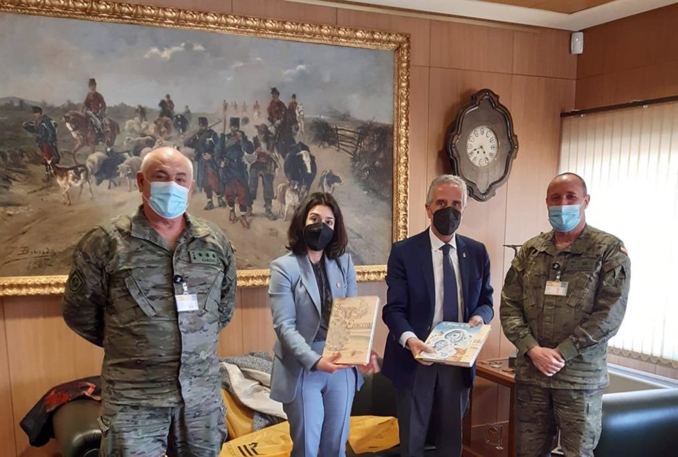 El alcalde de Lucena, Juan Pérez, en su visita al Museo del Ejército de Toledo.