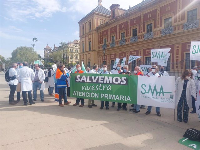 Concentración del Sindicato Médico Andaluz frente al Palacio de San Telmo