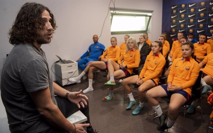 Carles Puyol en la charla con el primer equipo del FC Barcelona femenino