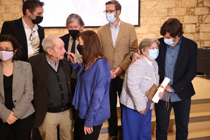 La presidenta del Govern, Francina Armengol, entrega los Cornelius Atticus 2021 a Maria Castañer y Felipe Bellini.