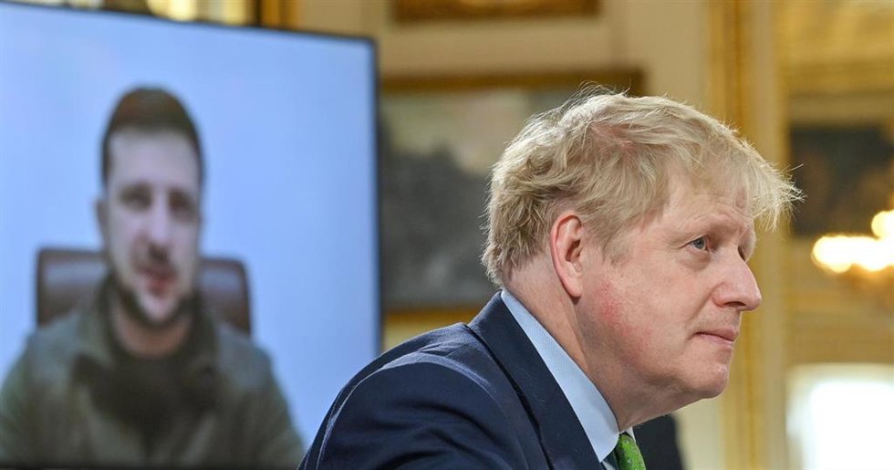 El primer ministro británico, Boris Johnson, durante una intervención por videoconferencia del presidente de Ucrania, Volodimir Zelenski