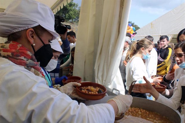 Más de 3.000 personas degustan en Jabugo el Mayor Cocido del Mundo.