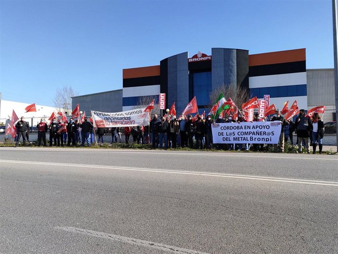 Manifestación a las puertas de Bronpi.
