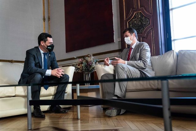 El presidente de la Junta de Andalucía, Juanma Moreno, y el embajador de Reino Unido en España y Andorra, Hugh Elliott.