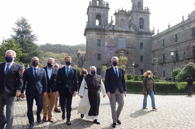 El presidente de la Xunta, Alberto Núñez Feijóo, y otras autoridades en la inauguración del nuevo albergue del monasterio de Oseira, en Ourense