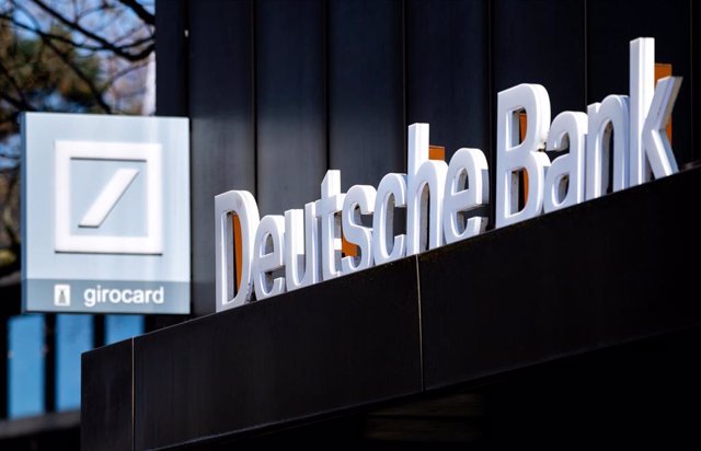 Archivo - FILED - 24 April 2021, Lower Saxony, Oldenburg: The Deutsche Bank logo hangs above the entrance at a branch in Oldenburg city center. Deutsche Bank boss Christian Sewing has warned against imposing new sanctions against Russia too soon. Photo: H