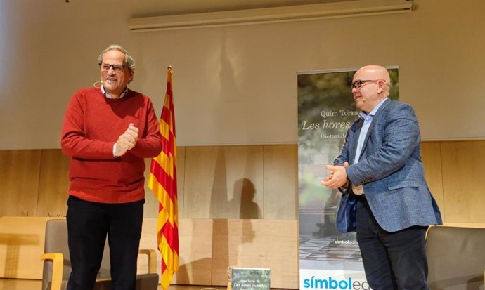 L'expresident de la Generalitat Quim Torra, juntament amb el seu advocat Gonzalo Boye, en la presentació del llibre 'Els hores incertes'