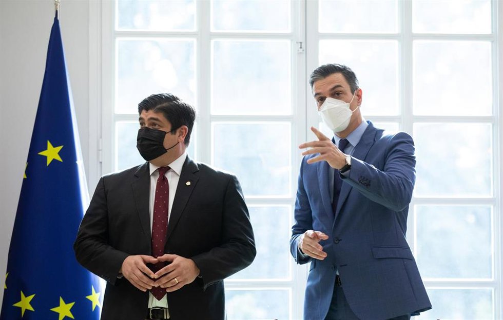 El presidente del Gobierno, Pedro Sánchez (d), conversa con el presidente de Costa Rica, Carlos Alvarado (i), en el Palacio de la Moncloa, a 28 de marzo de 2022, en Madrid (España). 