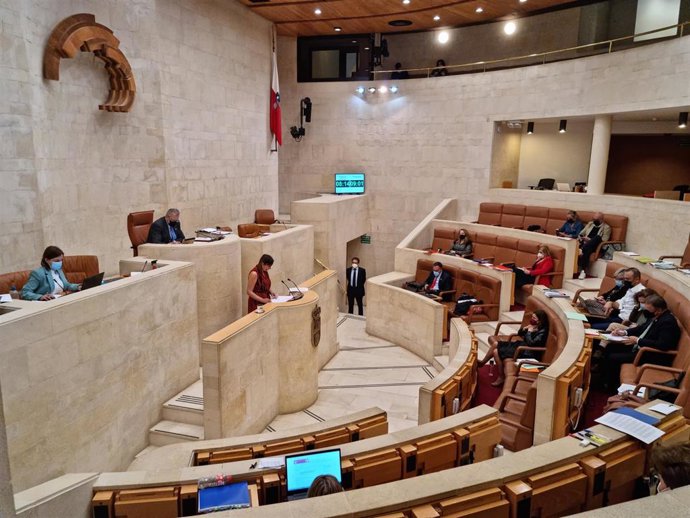La consejera de Economía y Hacienda del Gobierno de Cantabria, María Sánchez, interviene en el Pleno del Parlamento regional