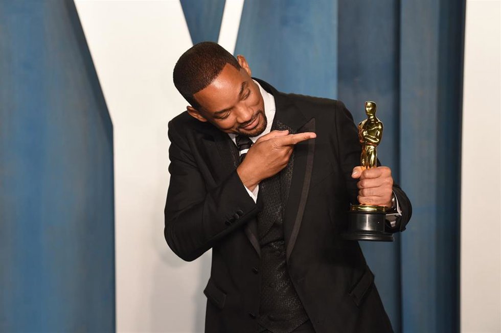 28 March 2022, US, Los Angeles: American actor Will Smith poses with his Oscar Best Actor Award at the 2022 Vanity Fair Oscar Party at the Wallis Annenberg Center for the Performing Arts in Beverly Hills. Photo: Doug Peters/PA Wire/dpa