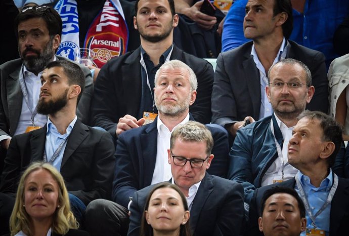 Archivo - FILED - 29 May 2019, Azerbaijan, Baku: Roman Abramovich (C), Russian owner of Chelsea, sits in the grandstand during the 2019 UEFAEuropa League Fina4l soccer match between FC Chelsea and FC Arsenal at the Olympic Stadium. Premier League club 