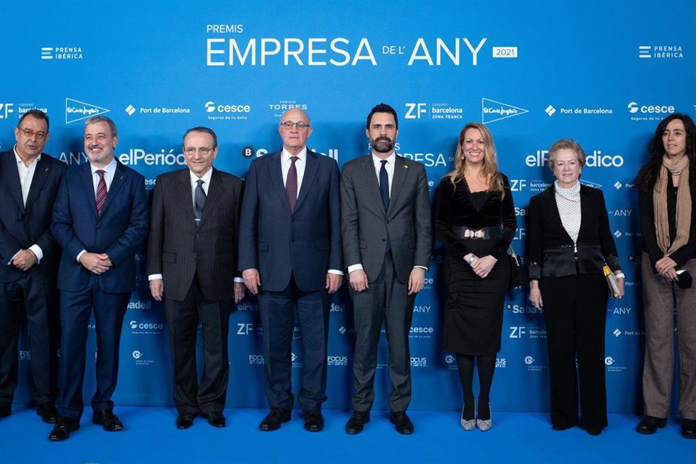 El teniente de alcalde de Barcelona, Jaume Collboni (2i); el conseller de Empresa y Trabajo de la Generalitat, Roger Torrent (2d), y la delegada del Gobierno en Catalunya, Maria Eugnia Gay (3d), en la entrega del premio a la Empresa de l'Any 2022.