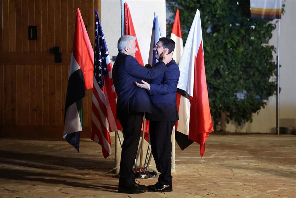 El ministro de Asuntos Exteriores israelí, Yair Lapid, y su homólogo marroquí, Naser Burita