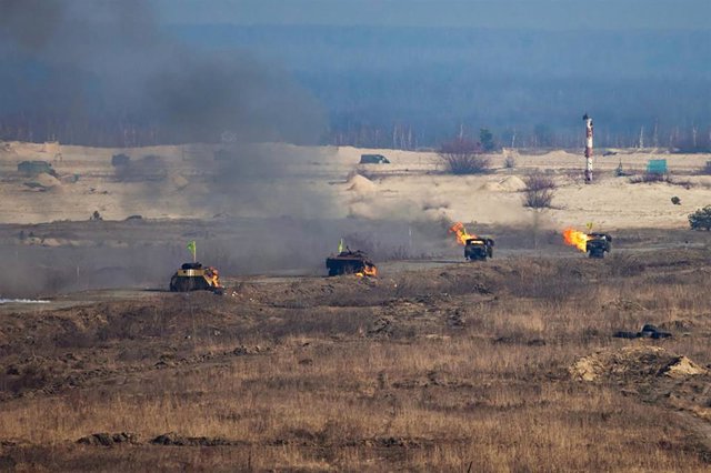 Archivo - HANDOUT - 16 February 2022, Ukraine, Rivne: Ukrainian tanks fire during a military drill outside the north-western city of Rivne during a visit by President Volodymyr Zelensky. Photo: -/Ukrainian Presidency/dpa - ATTENTION: editorial use only an