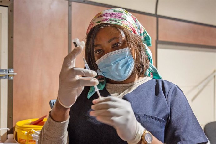 Archivo - Una enfermera con una dosis de la vacuna contra el coronavirus en Sudáfrica