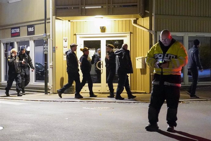 Archivo - 13 October 2021, Norway, Kongsberg: Police officers. Photo: Torstein Be/TNB/dpa