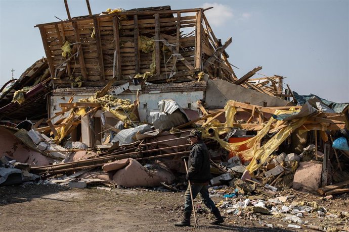 25 March 2022, Ukraine, Kiev: A man cleans the site of shelling as the Russian military intensifies its offensive on Ukraine's capital, Kiev. Numerous homes have been destroyed and people displaced. Photo: Alex Chan Tsz Yuk/SOPA Images via ZUMA Press Wi