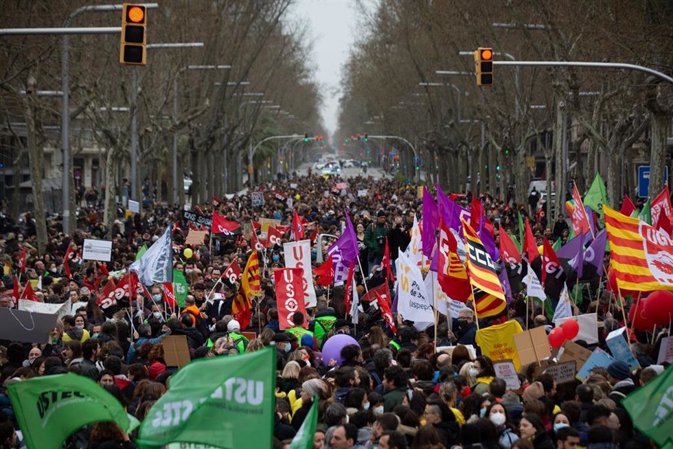 Manifestantes y miembros de los diferentes sindicatos sostienen banderas y pancartas en la manifestación durante el primer día de huelga educativa en Cataluña desde los Jardinets de Gracia, a 15 de marzo de 2022, en Barcelona, Catalunya (España). Organi